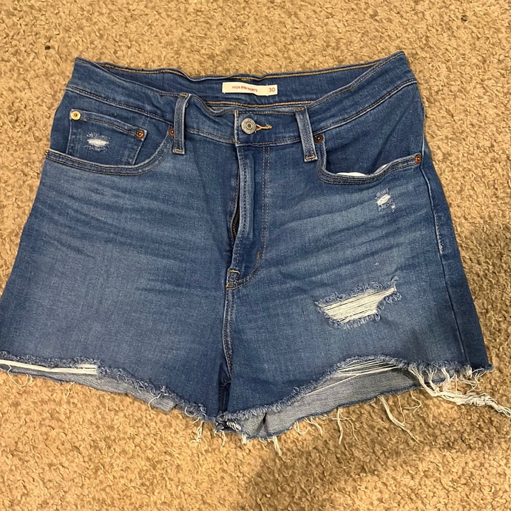 NWOT Levi’s high rise shorts. Size 30.